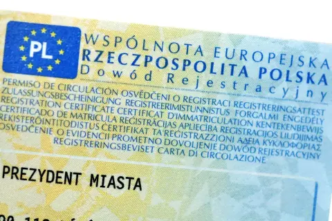 Fragment dowodu rejestracyjnego pojazdu z napisem "Dowód Rejestracyjny" i flagą PL.