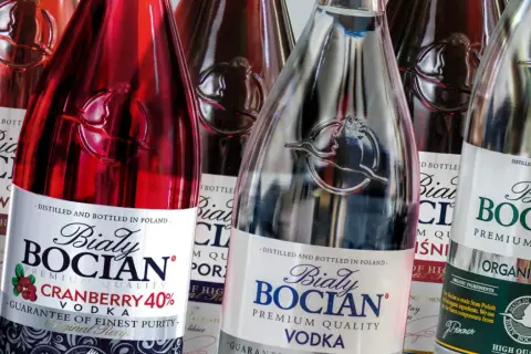 Biały Bocian wódka producent. Butelki wódki Biały Bocian: klasyczna, żurawinowa i śliwkowa.