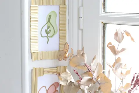 Cadres photo DIY fabriqués avec des bâtonnets de bois. Idéal pour fabriquer un pied pour cadre photo.
