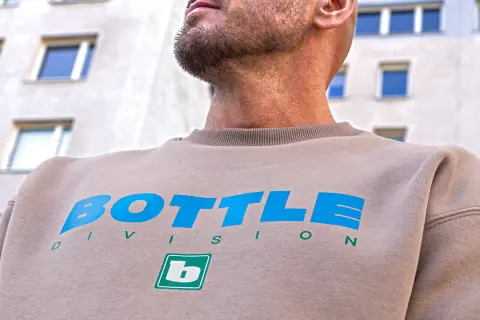Bluza butelkowa zieleń: gdzie kupić? Przewodnik i stylizacje