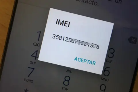Ventana emergente muestra el código IMEI de un teléfono.