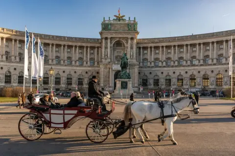 Wiedeń co zwiedzić w 2 dni? Przejażdżka dorożką przed Hofburgiem to świetny pomysł na początek!