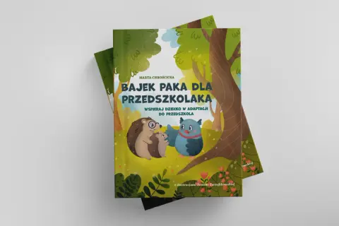 Urocza okładka książki "Bajek paka dla przedszkolaka" z jeżami i sową w lesie.