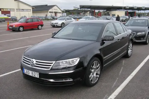 Svart VW Phaeton med registreringsskylten LAO 621 parkerad vid en gränsstation.