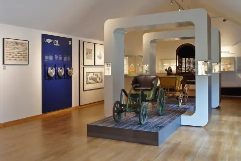 Im Museum sind die Anfänge der Mobilität zu sehen: Rad und Wagen, von der Lagerung bis zur antiken Welt.