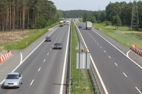 Na autostradzie ruch jest spory, a jeden z kierowców zdecydował się na wyprzedzanie z prawej strony.