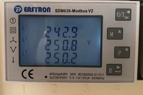 Odczyt licznika pokazuje napięcia L1, L2, L3: 242.9V, 250.8V, 250.2V. Wniosek o obniżenie napięcia w sieci jest uzasadniony.