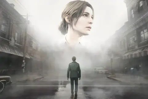 James Sunderland stoi na mglistej ulicy, patrząc w górę na gigantyczną twarz Marii. To kluczowy moment z gry, który może pomóc w **Silent Hill 2 poradnik**.