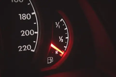 Wskaźnik paliwa pokazuje niski poziom. Czas pomyśleć, jak odwiesić pływak w baku, zanim zabraknie paliwa.