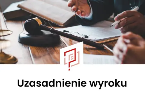 Sądowy młotek, waga sprawiedliwości i prawnicy analizujący dokumenty. Wniosek o uzasadnienie wyroku w toku.