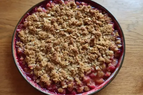 En härlig smulpaj med rabarber och ett gyllene, krispigt täcke. Perfekt till fikat!