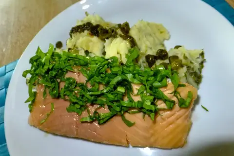 Lachsfilet mit Kräutern und Kartoffelpüree. Eine köstliche Idee für Sauerampfer Rezepte, die Frische und Geschmack vereint.