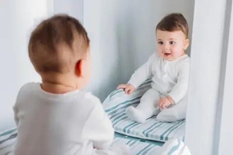 Dlaczego dziecko nie powinno patrzeć w lustro? Fakty i mity