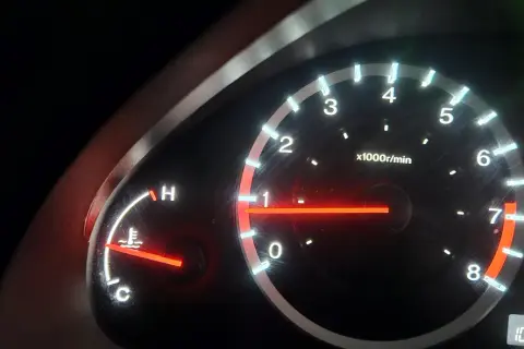 Instrumentpanel visar normal motortemperatur för dieselbilen. Varvräknaren visar lågt varvtal.