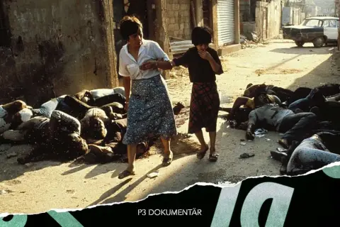 Två kvinnor går förbi döda kroppar på en gata, en påminnelse om massakern i Sabra och Shatila.