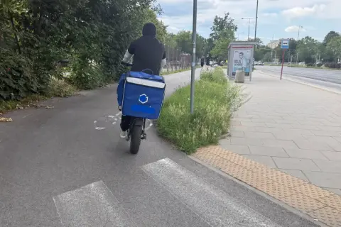 Czy motorowerem można jeździć po ścieżce rowerowej? Sprawdź przepisy!