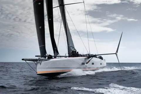 Il Baltic 111 Raven sfreccia sull'onda, vele nere spiegate, un'elegante silhouette che solca il mare.