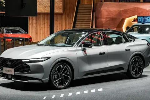 Elegancki, srebrny Ford Mondeo 2025 z czarnym dachem prezentuje się na wystawie.