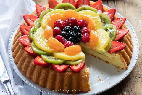 Torte alla frutta particolari, un tripudio di colori con fragole, kiwi, mandarini e frutti di bosco su una base di crema pasticcera.