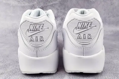 Oryginalna bluza Nike: Jak rozpoznać podróbkę? Kod SKU prawdę powie