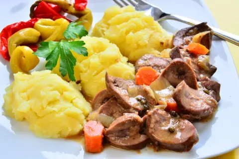 Cynaderki duszone z marchewką i cebulą, podane z puree ziemniaczanym i pikantnymi papryczkami. Pyszne danie, co to za smak!