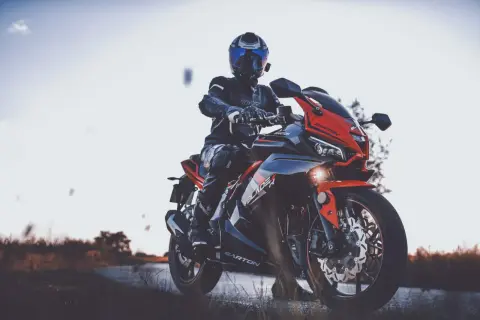 Motocyklista w kombinezonie na sportowym Barton Blade. Zastanawiasz się, ile pali motocykl?