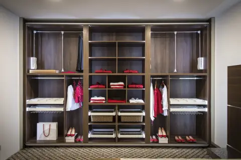 Armarios por dentro: ideas de organización con estantes, cajones extraíbles y barras para colgar ropa. Ropa doblada y colgada, zapatos y cestas.