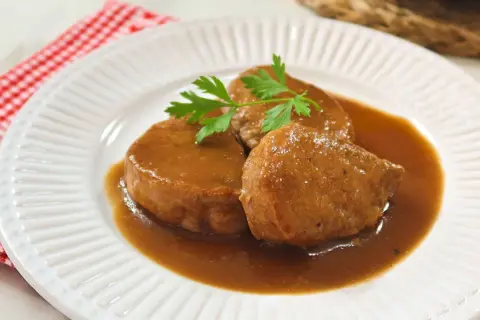 Solomillo de cerdo al Pedro Ximénez, jugoso y tierno, bañado en una rica salsa y decorado con perejil fresco.