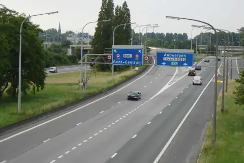 Gdzie są oświetlone autostrady? Odkryj najbezpieczniejsze trasy nocne