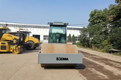 Nowe maszyny do robót ziemnych, w tym walec drogowy SOCMA, czekają na pracę.