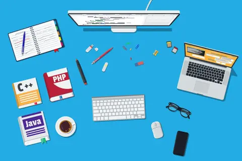 Kobieta programistka przygotowuje się do nauki. Na biurku książki: C++, PHP, Java, laptop, monitor, klawiatura, myszka, okulary, telefon i kawa.