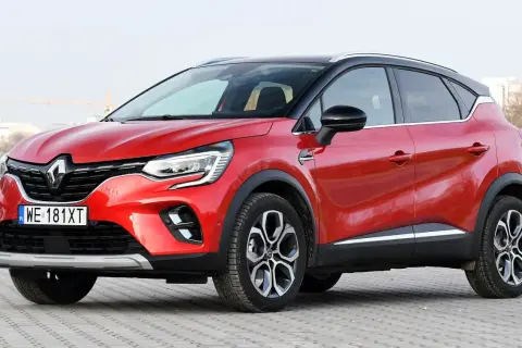 Czerwony Renault Captur z czarnym dachem, prezentujący swoje nowoczesne linie. Warto sprawdzić dostępne renault captur silniki, by wybrać idealny dla siebie.
