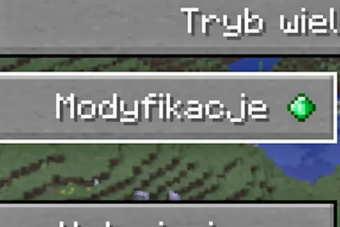 Przycisk "Modyfikacje" w grze Minecraft z zielonym szmaragdem.