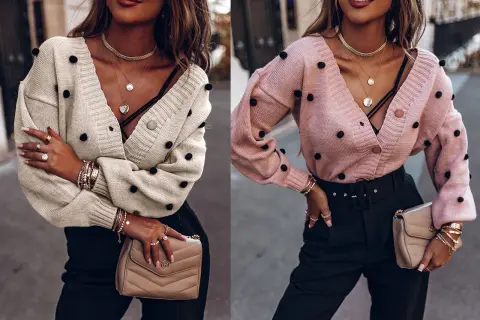 Dwa modne kardigany z pomponami, beżowy i pudrowy róż, idealne do eleganckich stylizacji.
