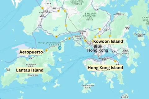 Mapa **Hong Kong** z zaznaczonym lotniskiem (Aeropuerto) i wyspami Lantau oraz Kowloon.