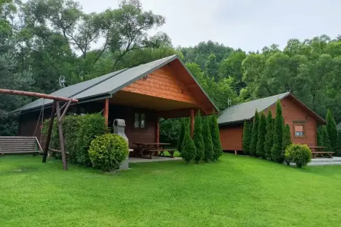 Drewniane domki w otoczeniu zieleni, idealne na wypoczynek w **bukowiec**. Huśtawka i grill zapraszają do relaksu.