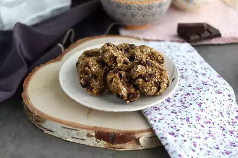 Havrekakor med chokladbitar, perfekta till en kopp kaffe mocca.