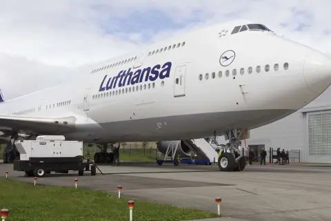 Lufthansa Boeing 747 am Boden. Passagiere steigen ein oder aus.