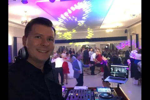 Jak napisać do DJ-a na 18. urodziny? Poradnik i wzory wiadomości