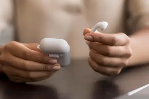 Jak wyczyścić AirPods, aby uniknąć uszkodzeń i zachować ich jakość
