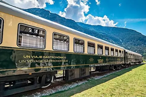 El Canfranc Express, un viaje gastronómico en tren, atraviesa un paisaje montañoso.