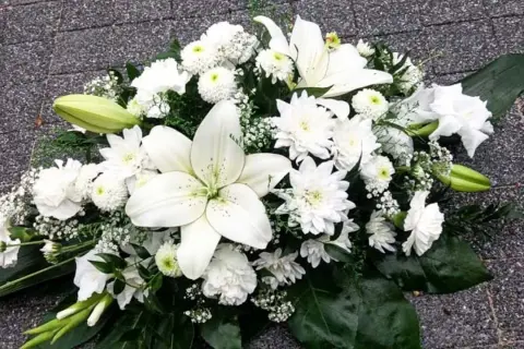 Jak zrobić wiązankę na pogrzeb – krok po kroku, aby uczcić bliskich