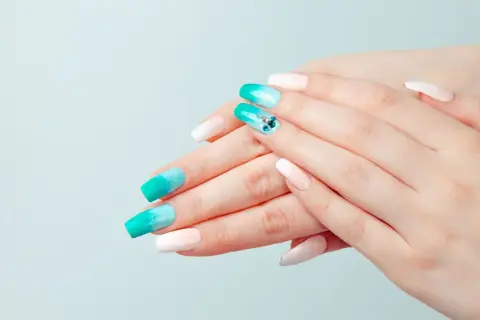Dwukolorowe paznokcie: modny manicure krok po kroku. Odkryj sekrety!