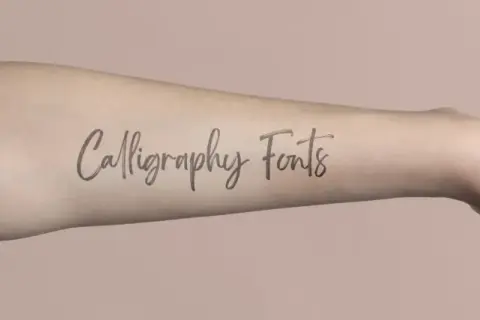 Ramię z napisem "Calligraphy Fonts" - inspiracja dla najładniejszych czcionek na tatuaż.
