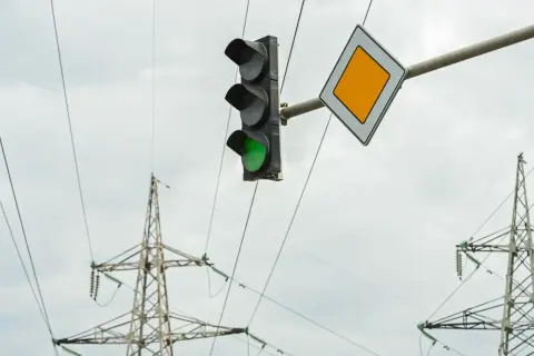 Zielone światło na skrzyżowaniu i znak pierwszeństwa. Czas na zawracanie na skrzyżowaniu.