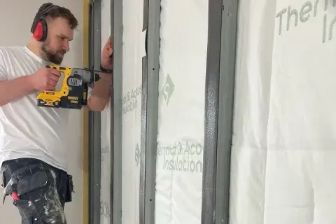 Jak rozchodzi się dźwięk w bloku i jak go skutecznie zredukować