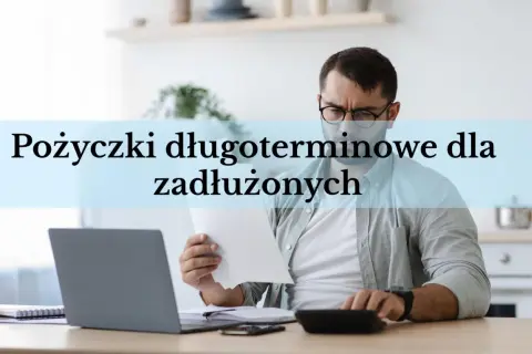 Mężczyzna z okularami analizuje dokumenty przy biurku z laptopem i kalkulatorem. Napis: "Pożyczki długoterminowe dla zadłużonych".