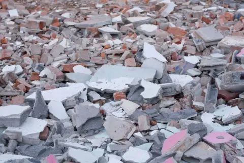 Gruz budowlany, cegły i beton. Może to być materiał do wyrównania terenu działki, zgodnie z prawem budowlanym.