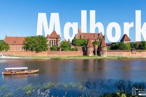 Malbork: imponujący zamek nad rzeką, idealne miejsce na wycieczkę i odkrywanie atrakcji dla dzieci. Rejs statkiem po Nogacie to świetna zabawa!