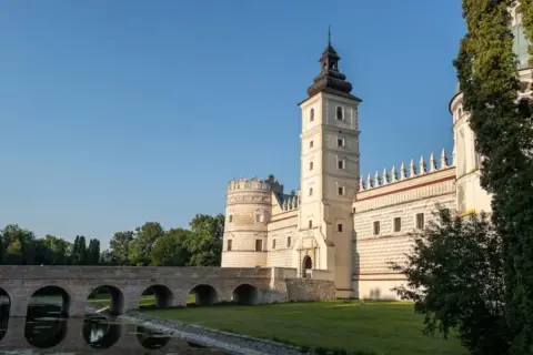 Zamek w Krasiczynie, jeden z najpiękniejszych obiektów w zbiorze muzeów w Polsce, z mostem nad fosą.